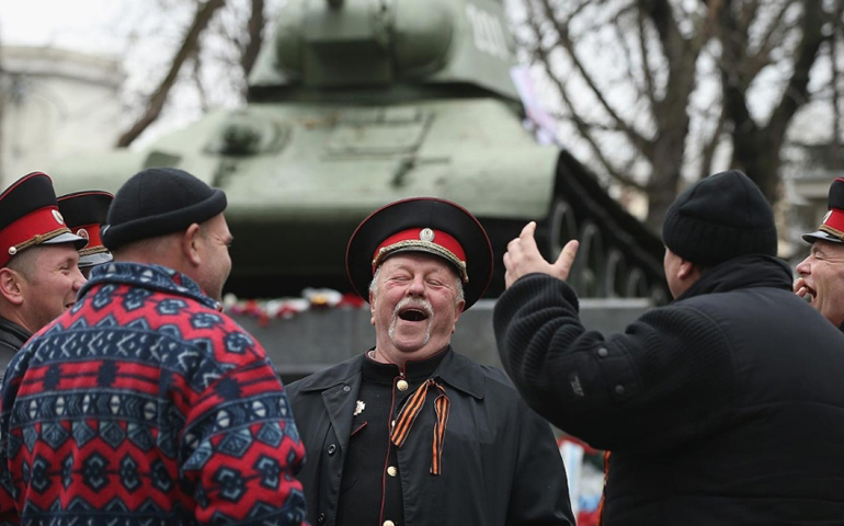 Cosacchi a Simferopoli, in Crimea. Gli Usa parlano di "nuova guerra fredda".