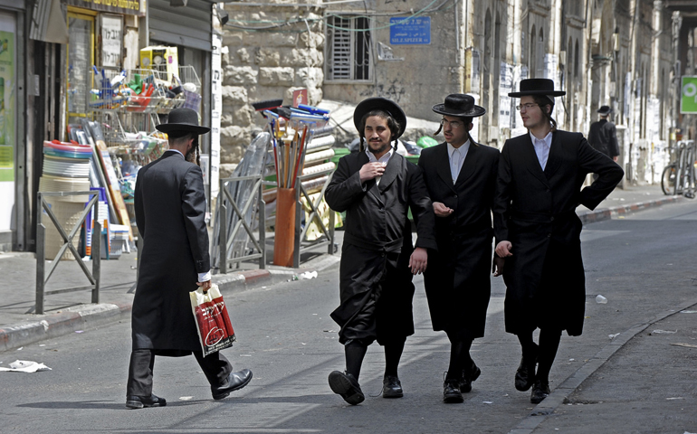 Giovani ebrei ultraortodossi a Gerusalemme (Israele).